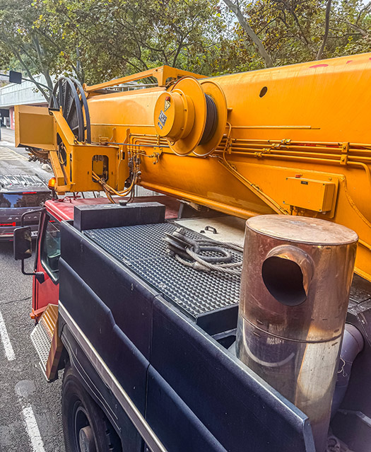 Warehouse loading and positioning equipment